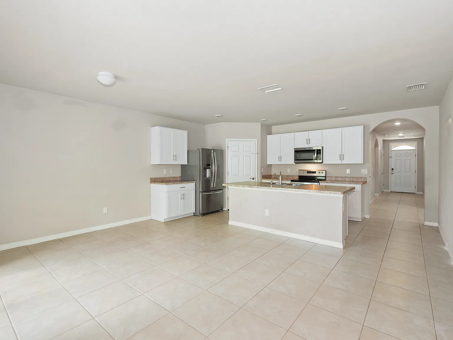 4 bed, 1828 sqft, $2,490 — Photo 2