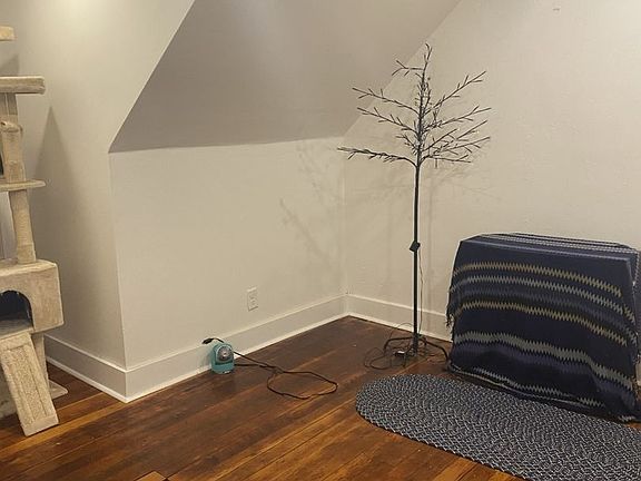 5th image of 515 Minnehaha Ave E