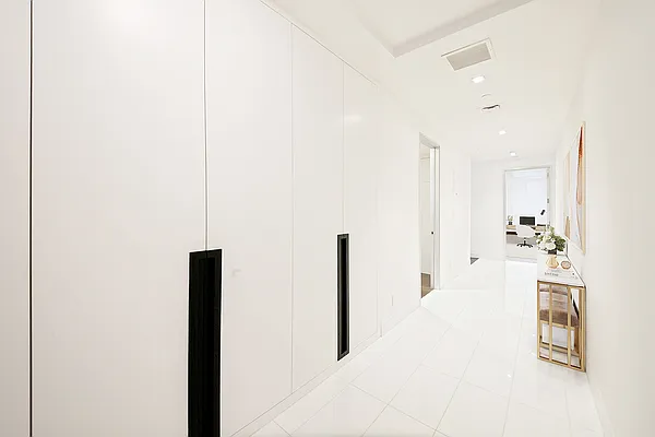 Sold by LUXE RESIDENCES INTERNATIONAL LLC | media 12