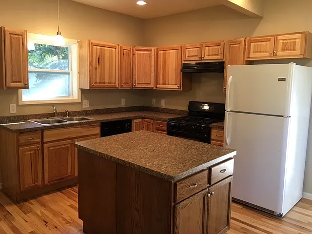 125 Pleasant St — Photo 4