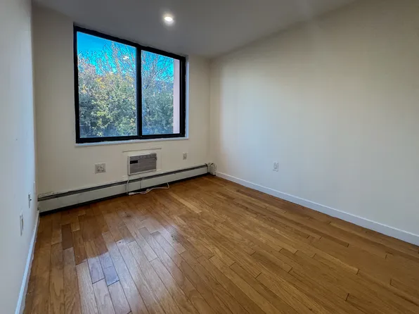 924 Metropolitan Avenue image 17 of 36