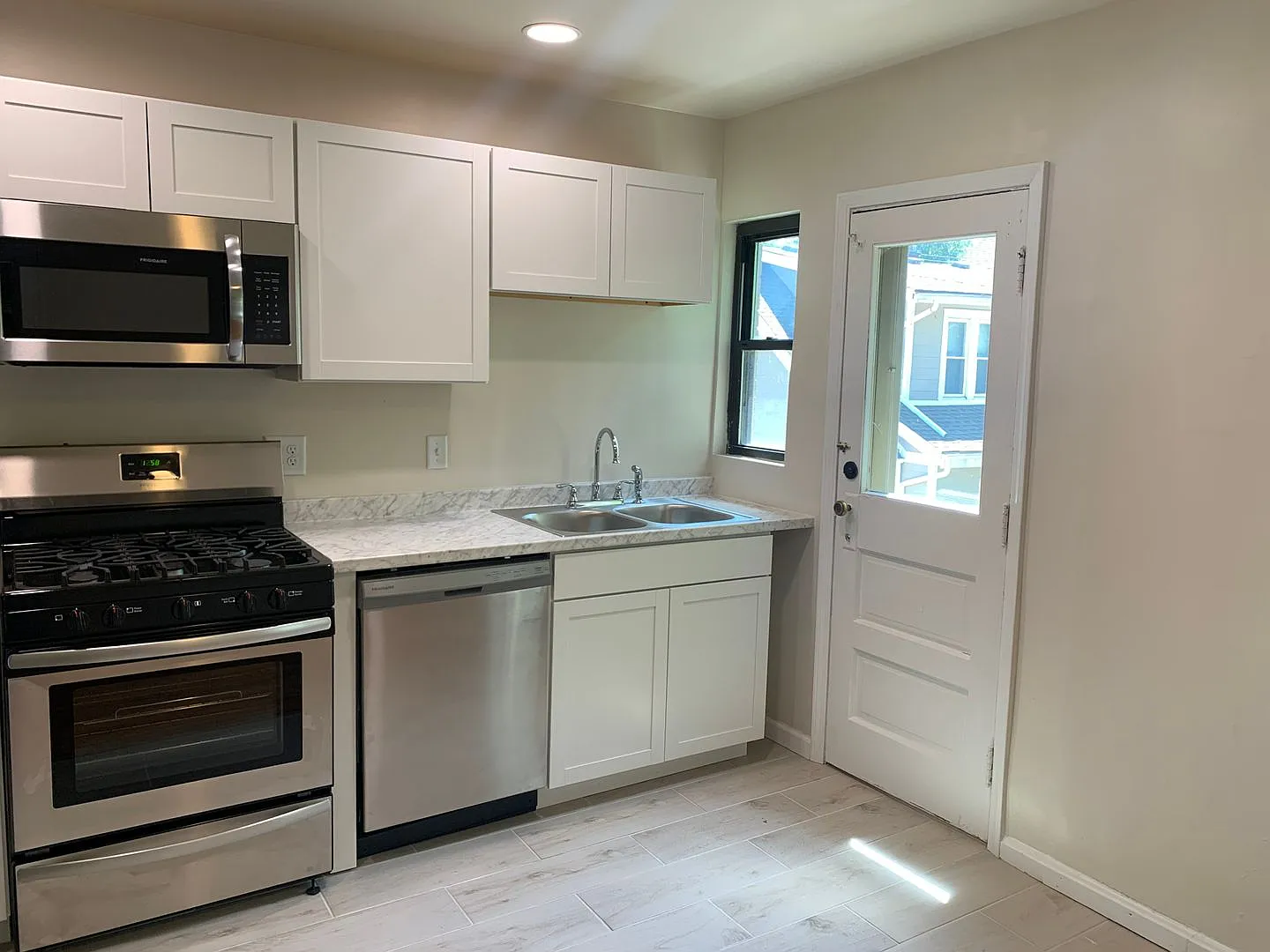 2923 Victoria Avenue — Photo 3