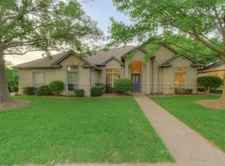 10198 Trail Ridge Dr, Benbrook, TX 76126