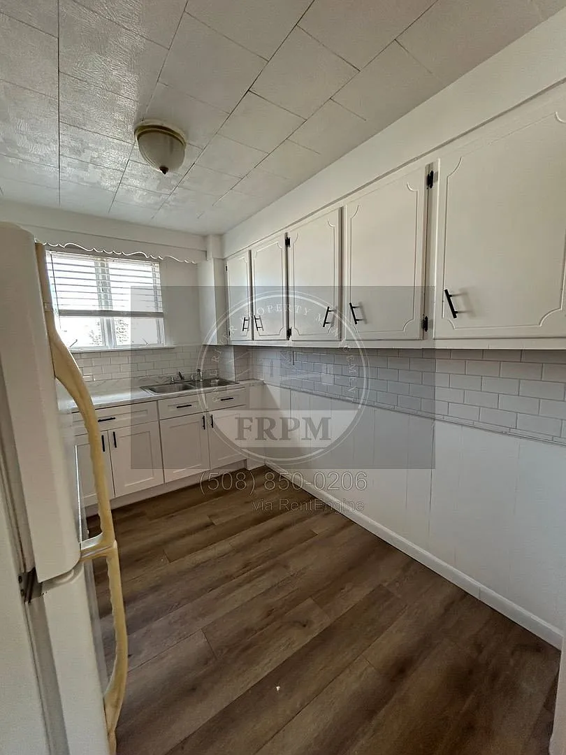 3 bed, 1.0 bath, $1,900 — Photo 2