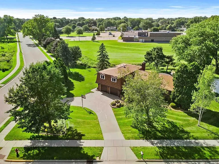 600 Woodview Dr — Photo 12