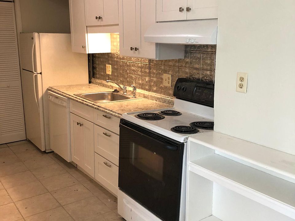 Kitchen with pantry, stove, refridgerator, dishwasher, washer and dryer