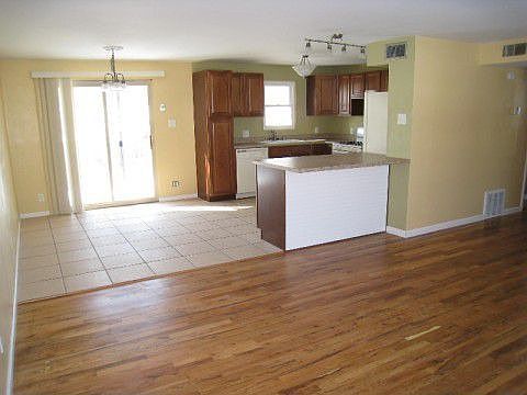 Dinning room, breakfast bar.