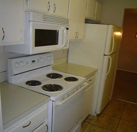 Kitchen - Range & Refrigerator