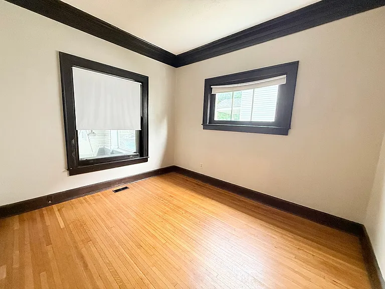522 E Chestnut St — Photo 5