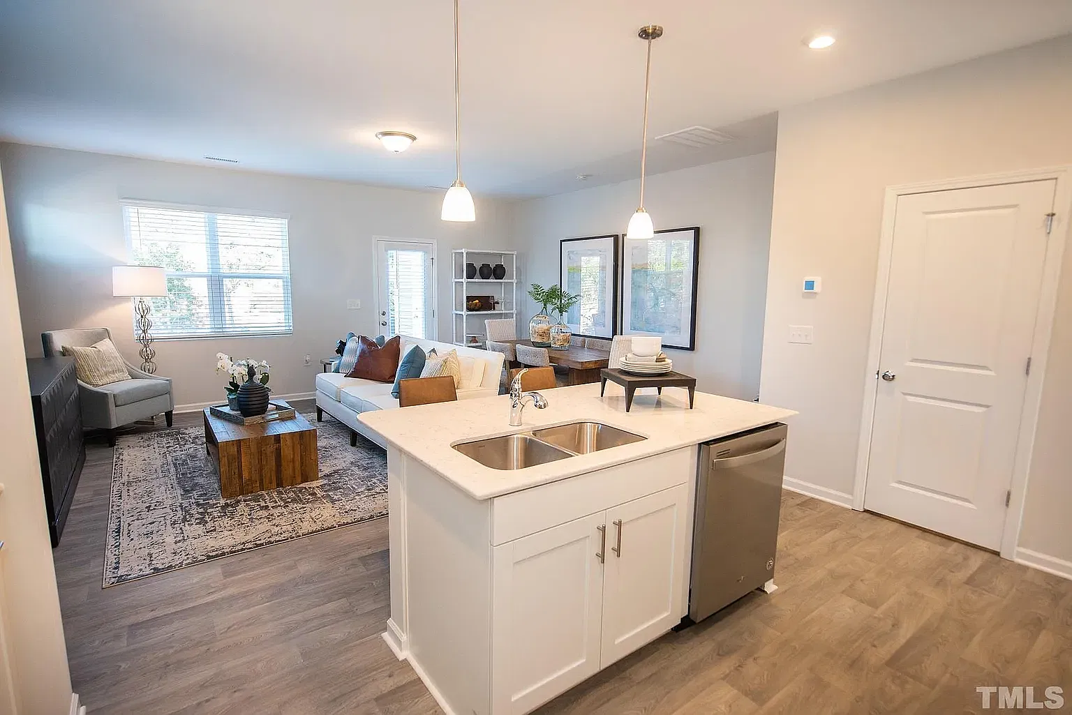 3 bed, 2.5 bath, 1656 sqft, $1,800 — Photo 2