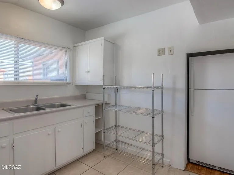 815 E 8th St — Photo 16