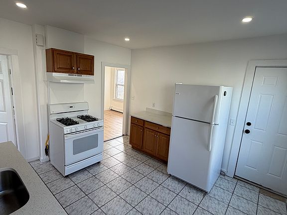 5th image of 142 Cowles St