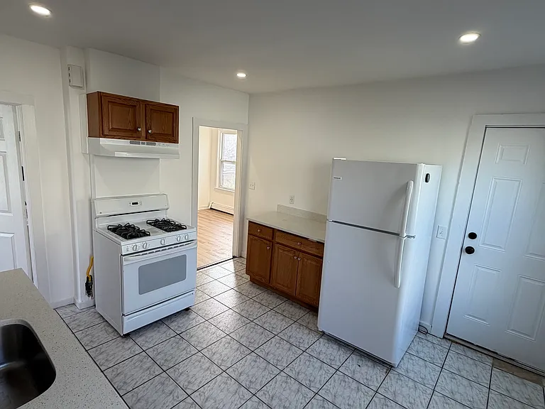 142 Cowles St — Photo 5