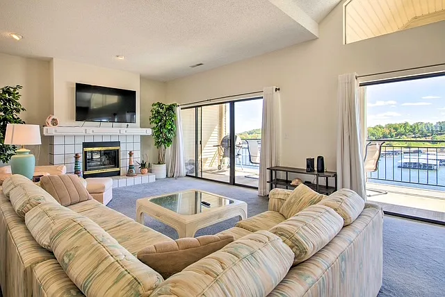 3 bed, 3.5 bath, 2486 sqft, $2,100 — Photo 2