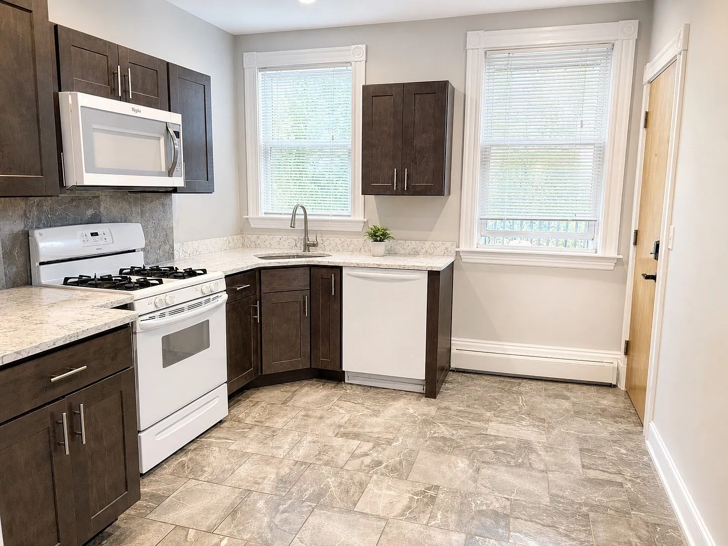 2 bed, 1.0 bath, 1200 sqft, $2,895 — Photo 2