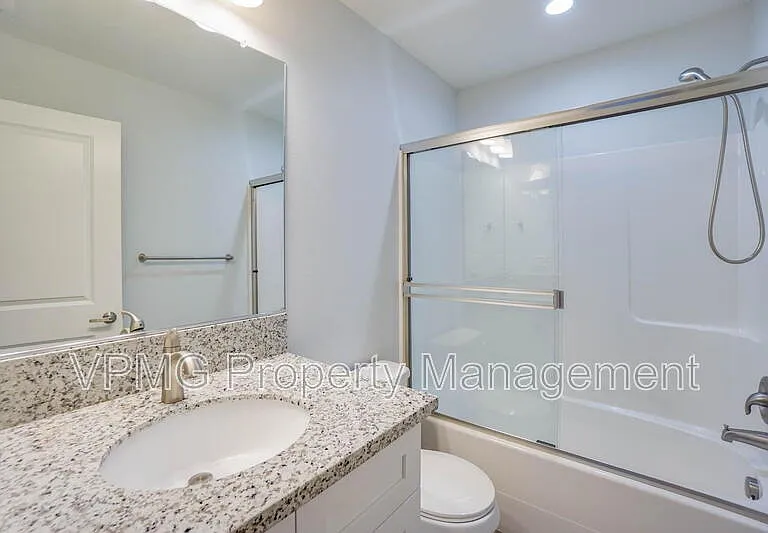 10703 NE 70th St #1 — Photo 23