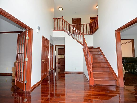 3rd image of 321 Glensford Ct