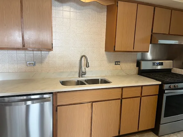 6915 W Gunnison St #2C, Harwood Heights, IL 60706