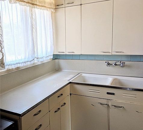 5th image of 8717 Costello Ave