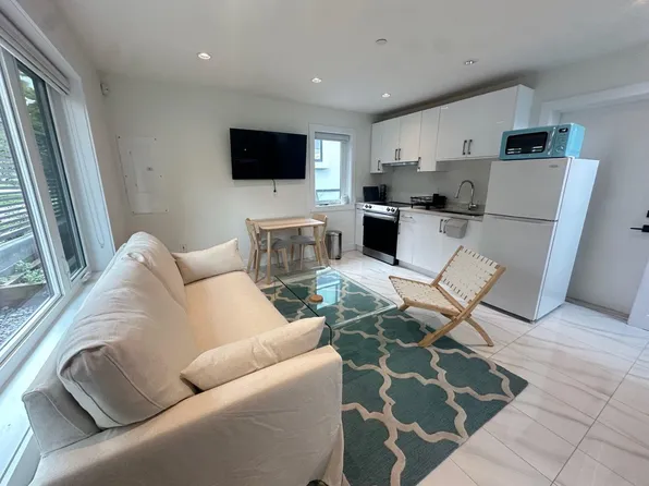 4373 Ontario St, Vancouver, BC V5Y 0C1