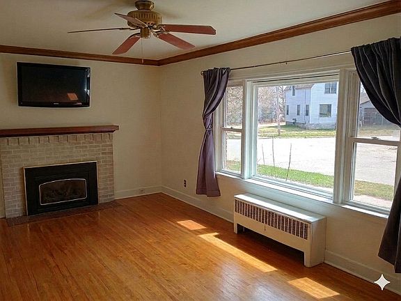 4th image of 111 Adams Ave