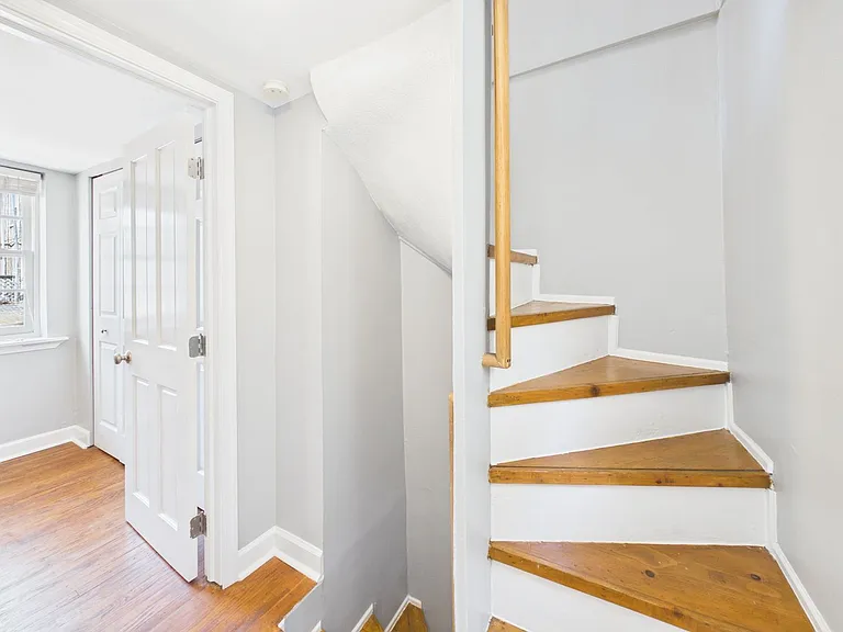 918 Waverly St — Photo 17