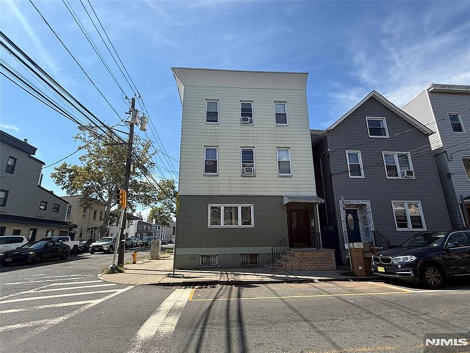 1st image of 382 Walnut Street