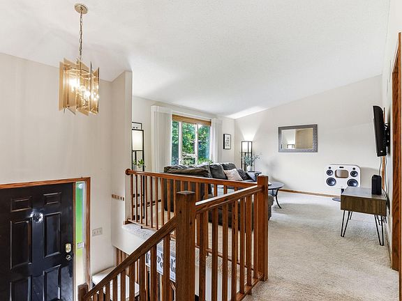 5th image of 556 Donegal Cir