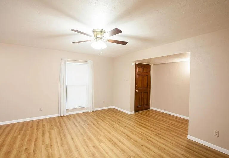 921 Mossvine Dr — Photo 8