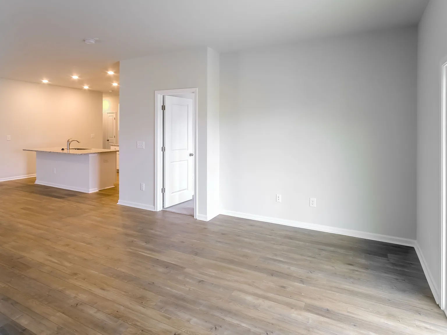 4 bed, 2.0 bath, 1779 sqft, $1,899 — Photo 3