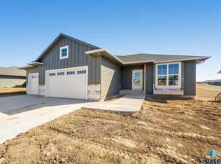 512 N Willow Creek Ave, Sioux Falls, SD 57110