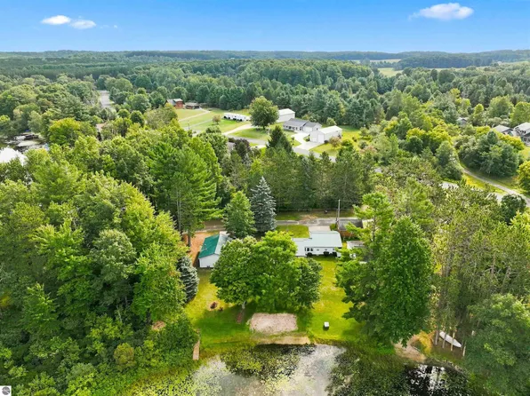 119 Kitson Trl, Cadillac, MI 49601