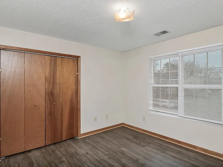 122 Hazelwood Ct — Photo 17