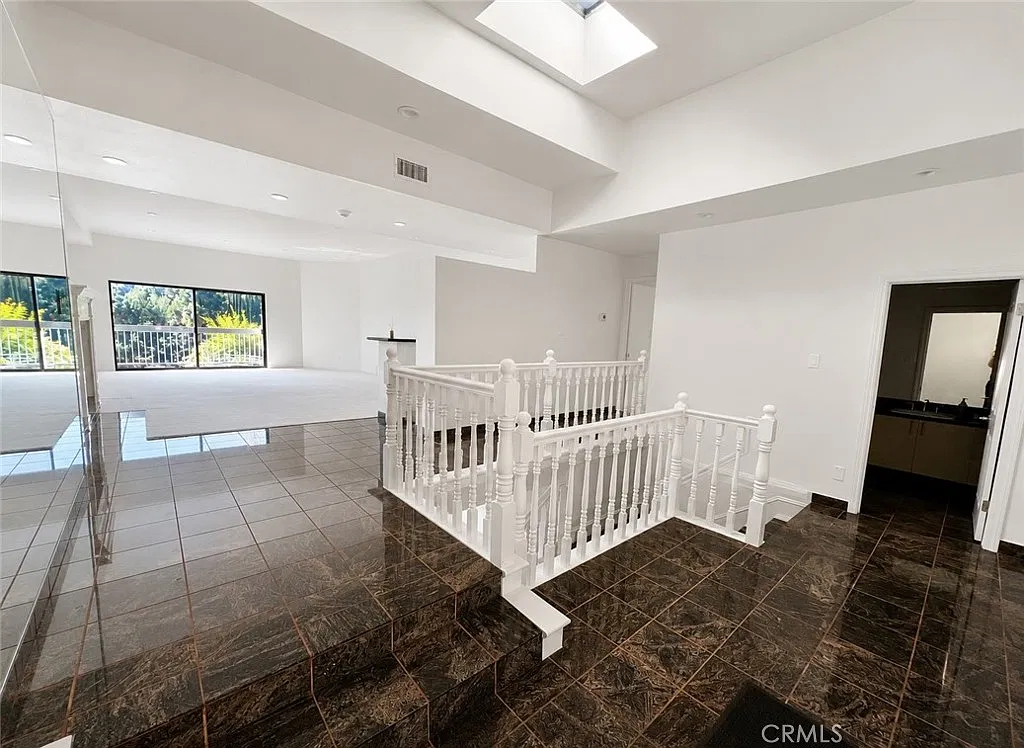 4 bed, 4013 sqft, $11,500 — Photo 4