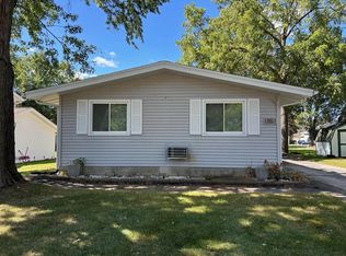 125 Roberts Rd, Dousman, WI 53118