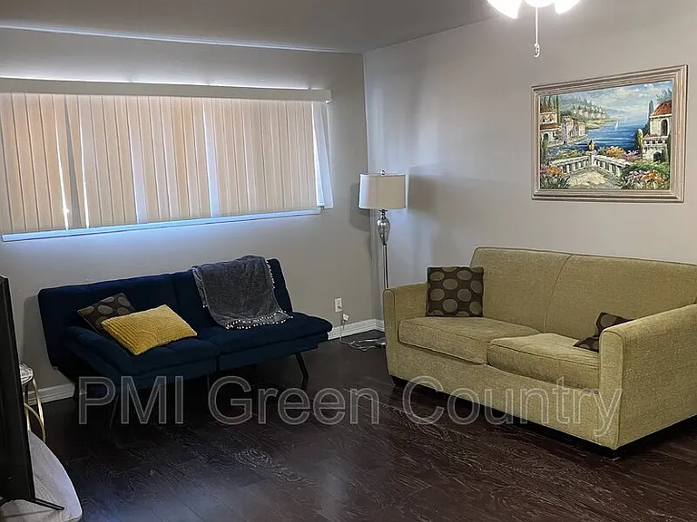 1313 E 48th St #4 — Photo 5