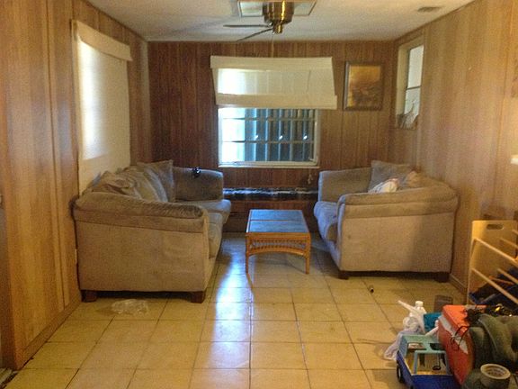 Florida room w/ pool entranc