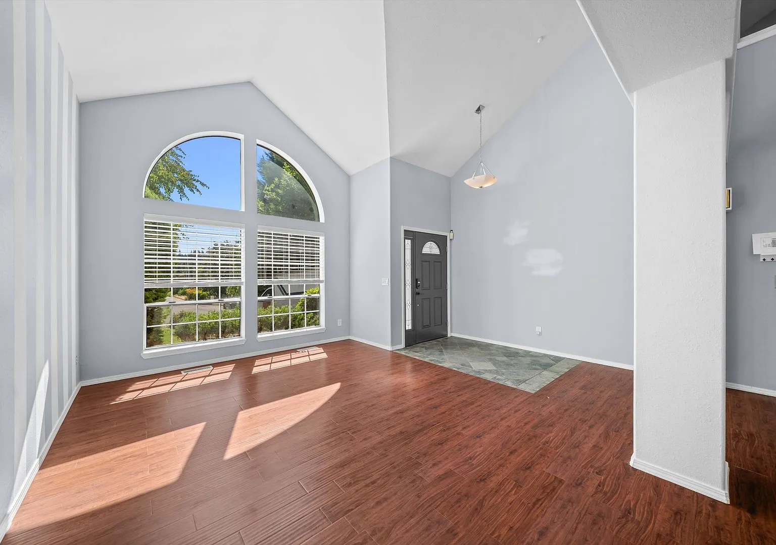 Beautiful Kent View Home On Private Cul-de-Sac — Photo 4