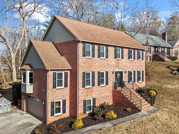 2nd image of 704 Knights Bridge Rd