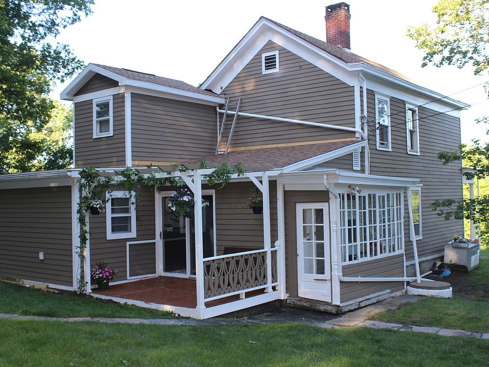 Small mud room and deck
