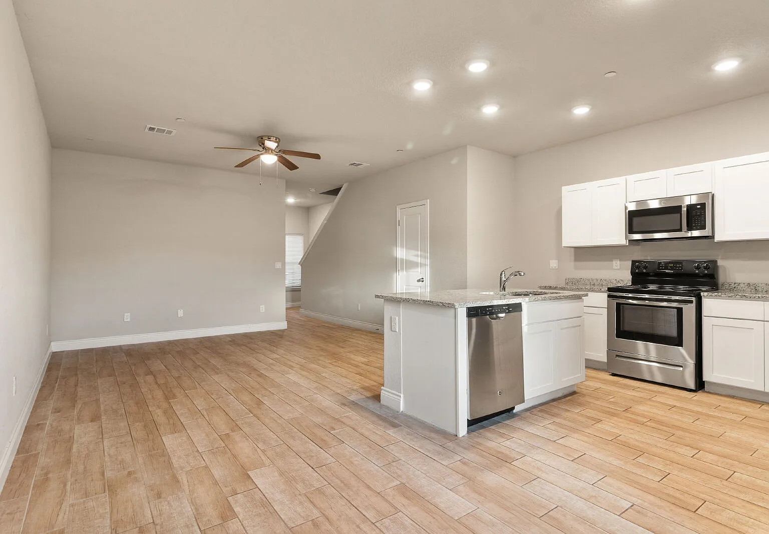 3 bed, 2.0 bath, 1500 sqft, $1,425 — Photo 4