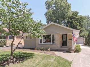 945 N Kaspar Ave, Arlington Heights, IL 60004