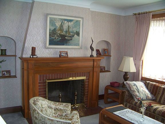 Living W/Wood Burning Fire Place 