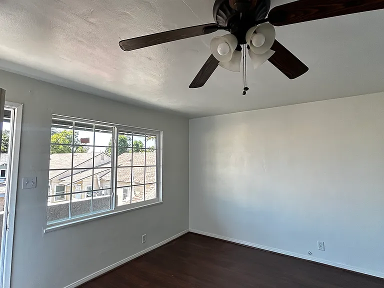10618 Downey Ave #10620-1/2 — Photo 5