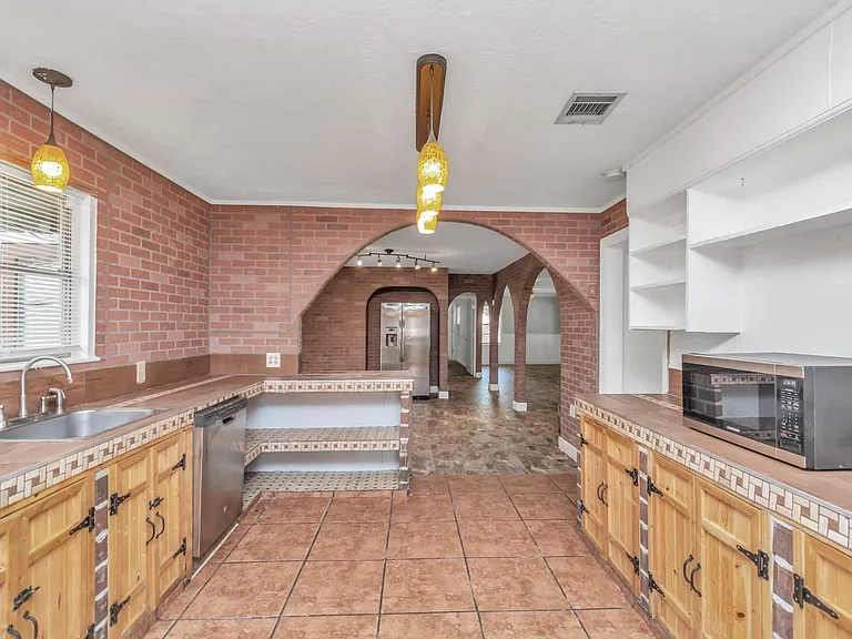 602 Everett St — Photo 17