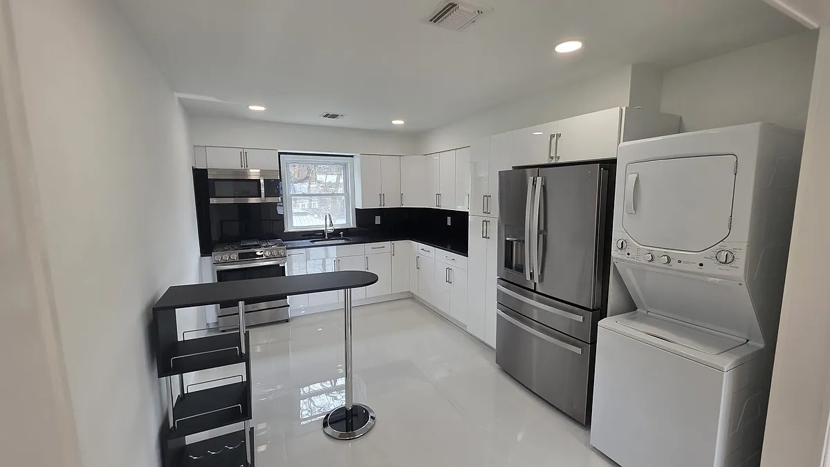 Building Photo - 5200 Meadowview Ave #2
