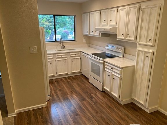 A new stainless steal refrigerator has been added since this picture.