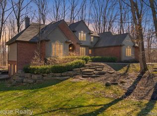 9155 Kelly Lake Dr, Clarkston, MI