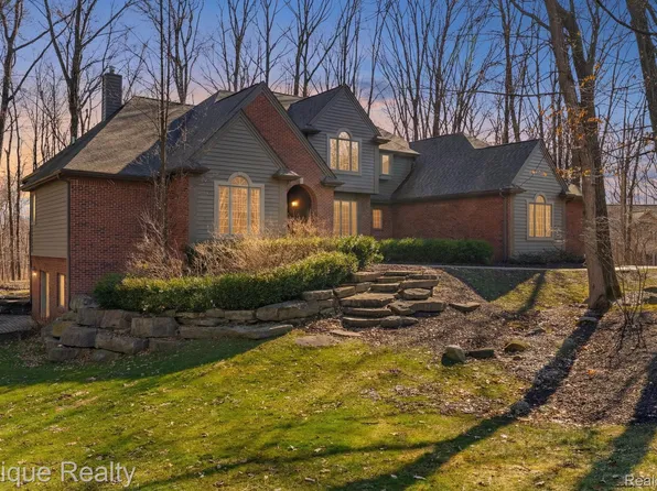 9155 Kelly Lake Dr, Clarkston, MI 48348
