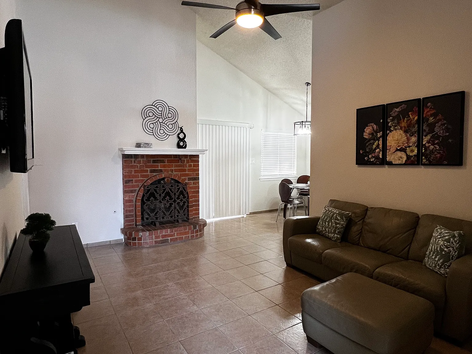3 bed, 984 sqft, $1,800 — Photo 2
